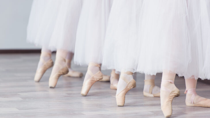 Feet in pointe. Exercises in the ballet school. Ballet classes.